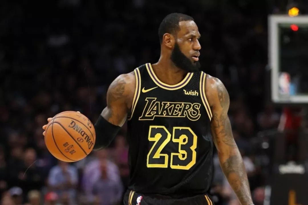  詹姆斯再创纪录，生涯总分破四万  