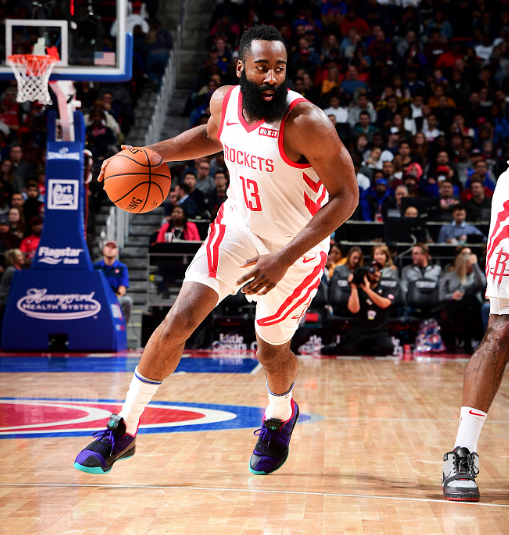  卡昂防线低级失误频发，送礼对手轻松取三分  