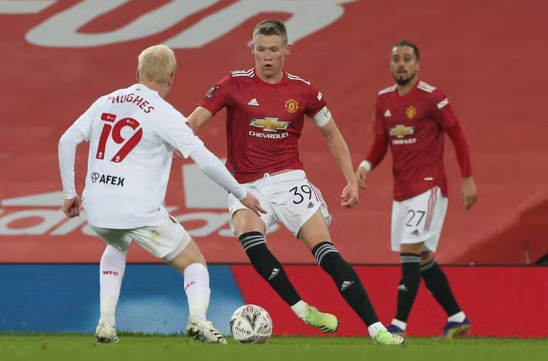  曼联队长布鲁诺费尔南德斯点射助球队险胜伯恩利  